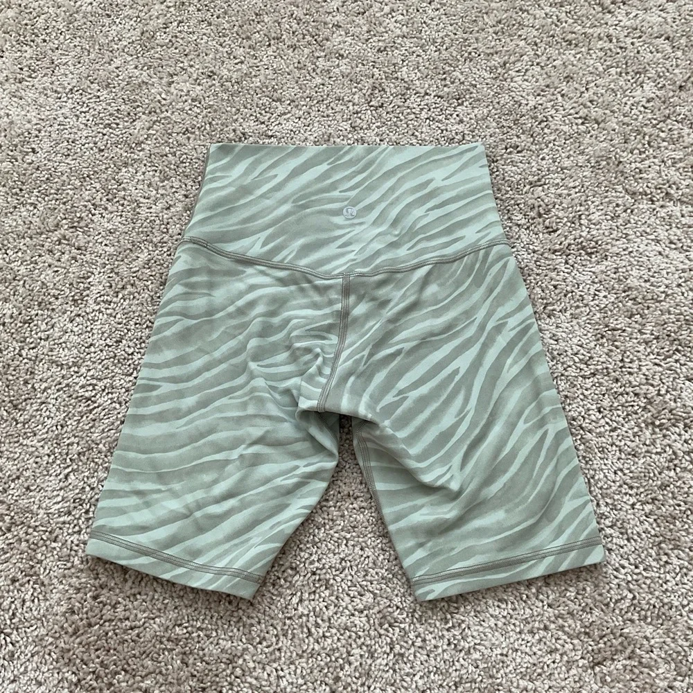 Lululemon Align Short 8” Le Tigre Camo Green Fern Multi Size 4 Bikers Sage Green